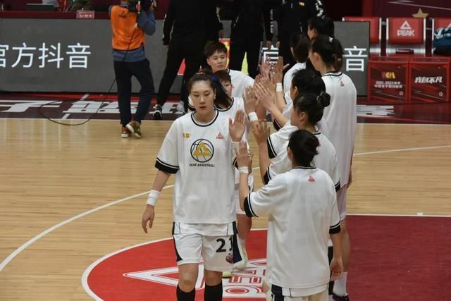 日本老师掀裙子打屁股网