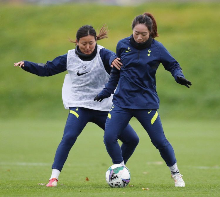 美女打扑克
